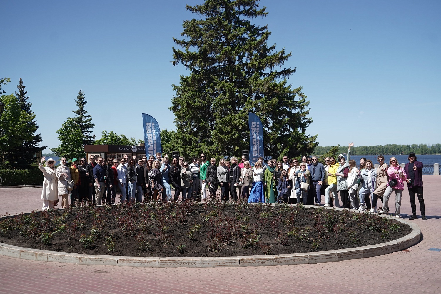 Посадили 99 роз на набережной Волги!